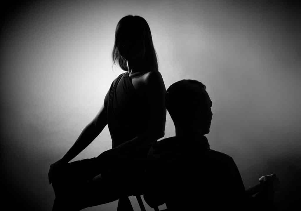 silueta de una mujer y un hombre