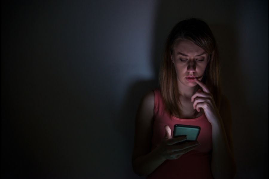 mujer mirando el movil