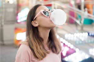 mujer inflando un chicle