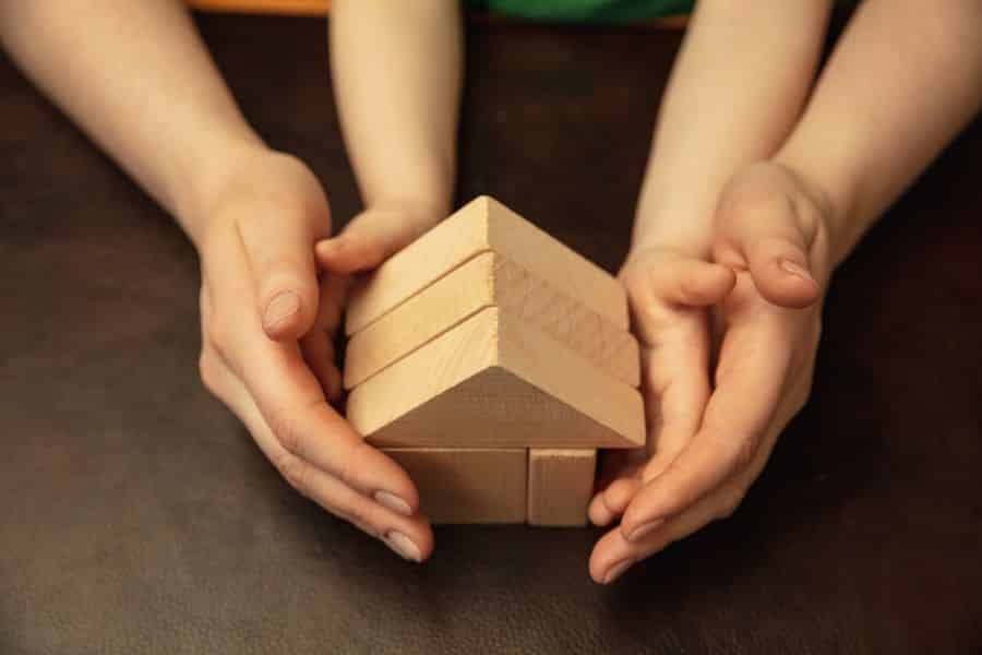 manos con juego de madera