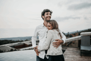 Pareja abrazada