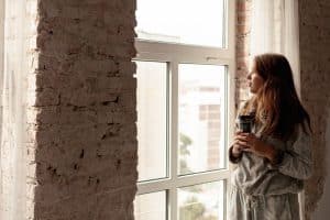 Mujer joven en la ventana