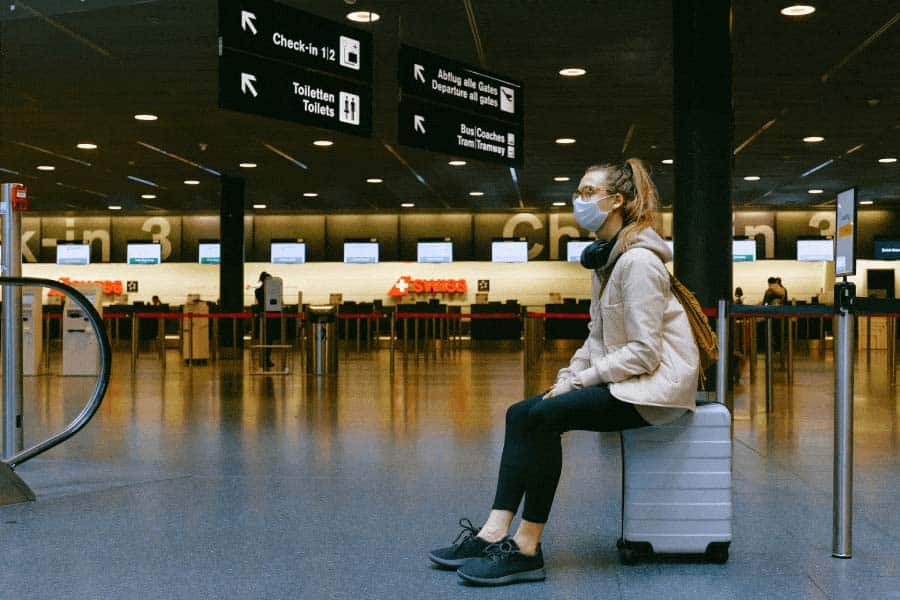 mujer en un aeropuerto