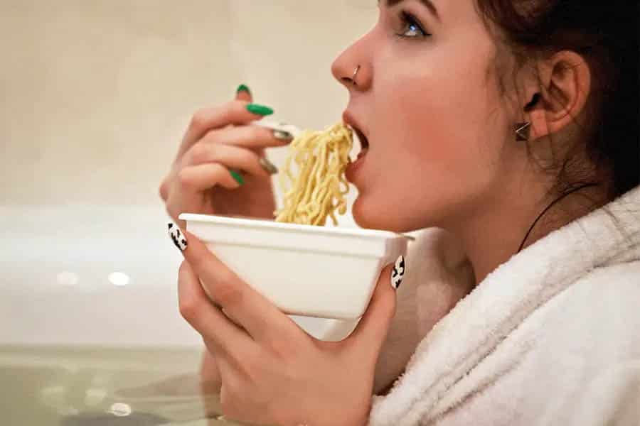mujer comiendo