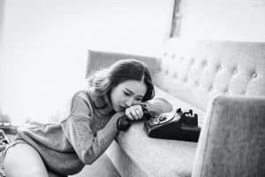 mujer con un telefono