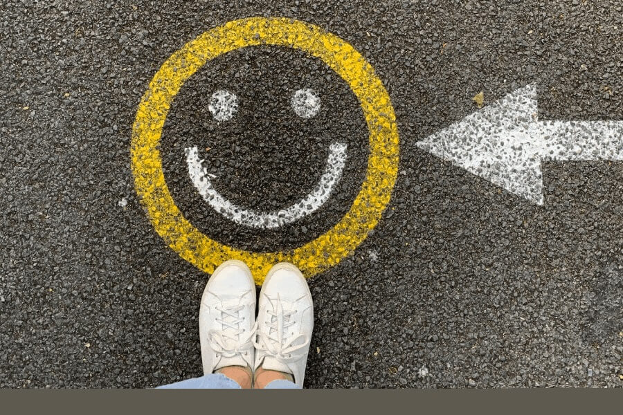 cara feliz en el suelo