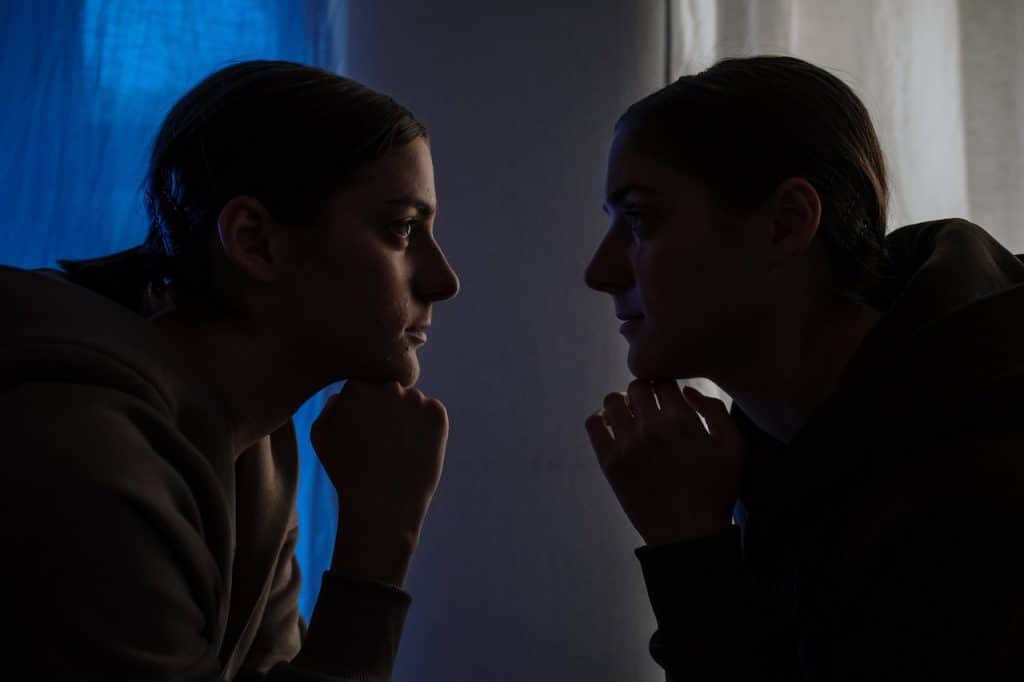 Dos mujeres de perfil mirándose
