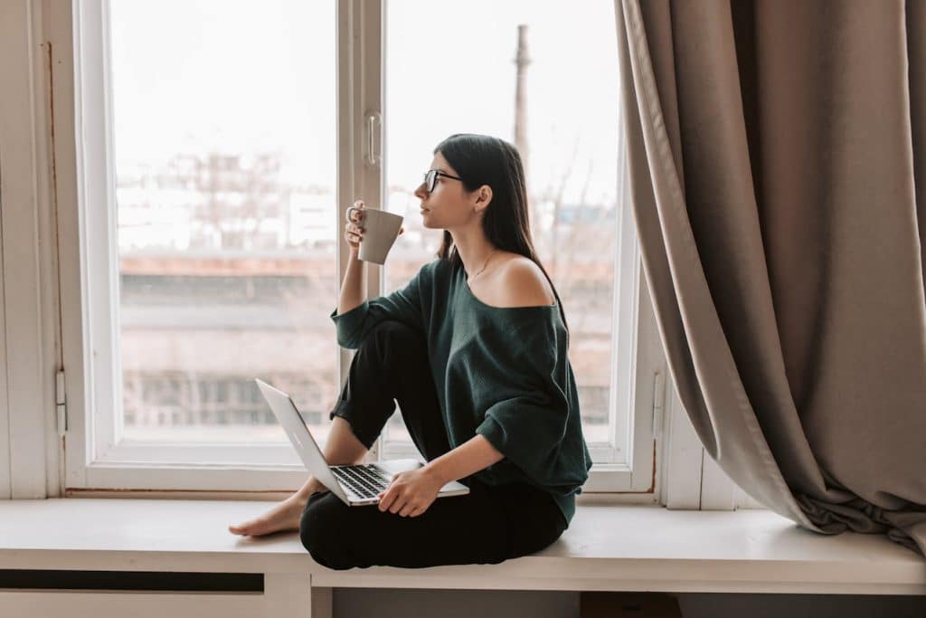 Mujer delante de una ventana